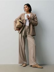 Eleganckie spodnie wide leg z zakładkami - beżowy. Brązowe spodnie materiałowe damskie Sinsay, l, bez wzorów. Za 59.99 zł.
