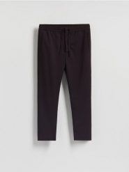 Spodnie joggery - mahoniowy. Brązowe spodnie materiałowe męskie Reserved, l, bez wzorów, z tkaniny. W wyprzedaży za 89.99 zł.