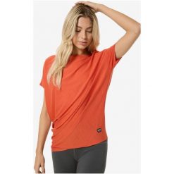 Koszulka SUPER.NATURAL W YOGA LOOSE TEE. Brązowe koszulki sportowe damskie super.natural, bez wzorów, na fitness i siłownię. Za 349.99 zł.