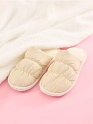 Kapcie - kremowy. Białe kapcie damskie Sinsay, bez wzorów, z materiału. Za 19.99 zł.