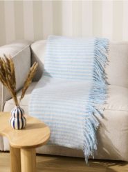 Koc z frędzlami - niebieski. Niebieskie kocyki dla dzieci Sinsay. W wyprzedaży za 33.99 zł.