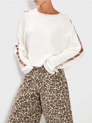 Sweter ze zdrobieniami na rękawach - biały. Białe swetry damskie Sinsay, l, bez wzorów, bez kołnierzyka, bez ramiączek, bez kaptura. Za 79.99 zł.