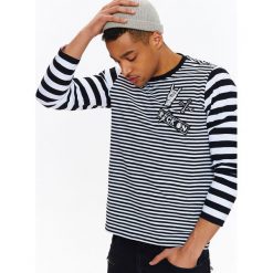 T-SHIRT MĘSKI W PASKI Z DŁUGIM RĘKAWEM I APLIKACJĄ. Bluzki z długim rękawem męskie marki TOP SECRET. W wyprzedaży za 49.99 zł.