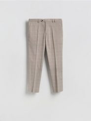 Garniturowe spodnie carrot - brązowy. Brązowe eleganckie spodnie męskie Reserved, bez wzorów, z tkaniny. Za 169.99 zł.