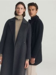 Płaszcz z wełną - czarny. Czarne płaszcze męskie Reserved, l, bez wzorów, z dzianiny, bez kaptura. W wyprzedaży za 139.99 zł.