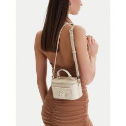 Torebka Eva Minge. Torebki do ręki damskie Eva Minge, bez wzorów, bez dodatków. Za 199.99 zł.