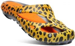 Klapki damskie Keen Shanti Cheetah Rainbow pomarańczowe. Brązowe klapki damskie 909, bez wzorów, z gumy, bez obcasa. Za 288.99 zł.