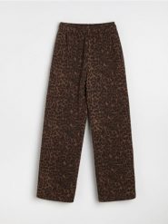 Spodnie dresowe wide leg w panterkę - wielobarwny. Spodnie dresowe damskie Sinsay, l, bez wzorów, z dresówki. Za 59.99 zł.