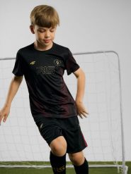 4F Koszulka regular piłkarska chłopięca 4F JUNIOR | Robert Lewandowski - czarna 122/128 (6-8 lat). Czarne t-shirty dla chłopców 4f, bez wzorów, ze skóry, bez ramiączek. Za 99.99 zł.