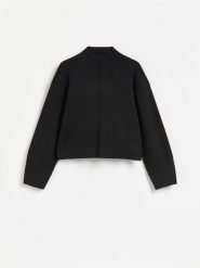 Sweter z dodatkiem wiskozy - czarny. Czarne swetry damskie Reserved, l, bez wzorów, z dzianiny, bez kołnierzyka, bez ramiączek, krótkie, bez kaptura. Za 129.99 zł.