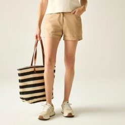 Damskie szorty chino Regatta Pemma. Brązowe szorty damskie Regatta, na lato, m, bez wzorów, z bawełny. Za 109.99 zł.