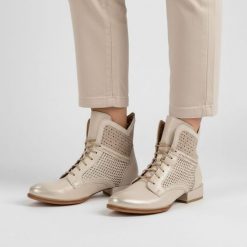 Botki damskie Maciejka, cholewka ze skóry naturalnej gładkiej z perforowanymi panelami klasyczne sznurowanie krótka cholewka zaokrąglony nosek stabil. Żółte kozaki damskie Maciejka, ze skóry, bez obcasa, na obcasie. Za 559.00 zł.