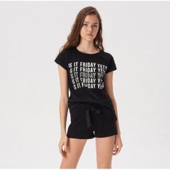 Dwuczęściowa piżama z kontrastowymi napisami - Czarny. Piżamy damskie Sinsay. Za 39.99 zł.