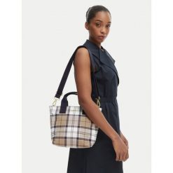 Torebka Barbour. Brązowe torebki do ręki damskie Barbour, bez wzorów, klasyczne, bez dodatków. Za 439.99 zł.