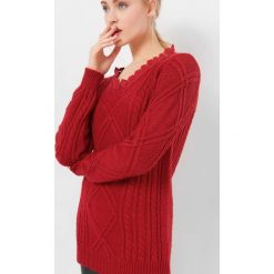 Sweter z warkoczami. Czerwone swetry damskie Orsay, z dzianiny, dekolt w kształcie v. Za 119.99 zł.