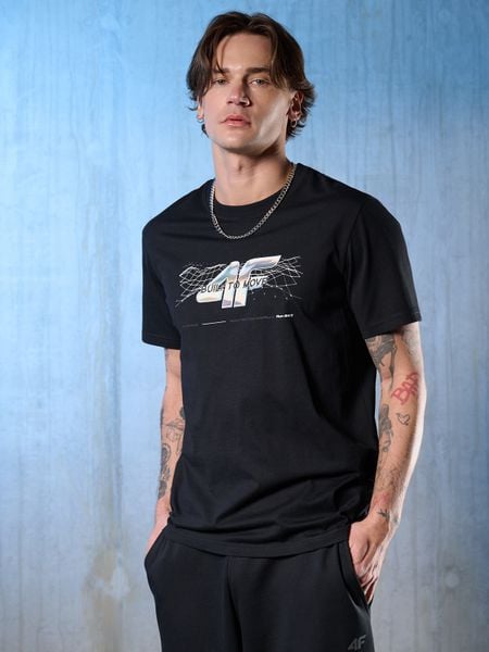 4F T-shirt regular z nadrukiem męski - czarny S. Czarne koszulki sportowe męskie 4f, m, bez wzorów, z materiału, sportowe, bez kołnierzyka. W wyprzedaży za 69.99 zł.
