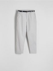 Spodnie chino z paskiem - jasnoszary. Szare spodnie materiałowe damskie Reserved, bez wzorów, z bawełny. W wyprzedaży za 49.99 zł.