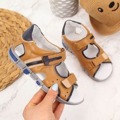 Kornecki Sandały chłopięce na rzepy camel Kornecki 6185 30. Brązowe sandały chłopięce Kornecki, bez zapięcia. Za 139.00 zł.