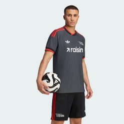 Koszulka wyjazdowa Union Berlin 26/27. Czarne koszulki sportowe męskie Adidas, m, bez wzorów, z materiału, bez kołnierzyka, bez ramiączek, do piłki nożnej, climacool (adidas). Za 439.00 zł.