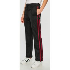 Armani Exchange - Spodnie. Spodnie materiałowe damskie marki Armani Exchange. Za 519.90 zł.