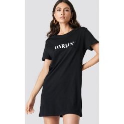 NA-KD T-shirtowa sukienka Darlin' - Black. Czarne sukienki damskie NA-KD, z nadrukiem, z materiału. Za 80.95 zł.