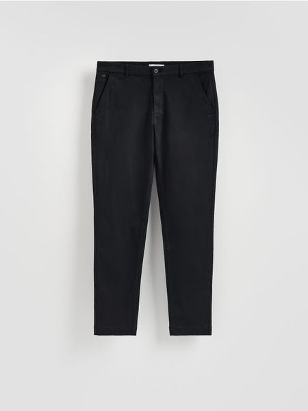 Spodnie chino slim fit - czarny. Czarne spodnie materiałowe męskie Reserved, bez wzorów, z lyocellu. Za 149.99 zł.