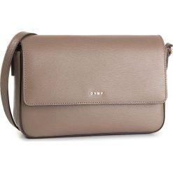 Torebka DKNY - Bryant Md Flap Xbody R82E3467 Mushroom MUR. Brązowe listonoszki damskie DKNY, bez wzorów, ze skóry, bez dodatków. W wyprzedaży za 429.00 zł.
