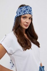 Wzorzysty szal niebieski. Niebieskie szaliki i chusty damskie MOODO, bez wzorów, z poliesteru. W wyprzedaży za 17.99 zł.