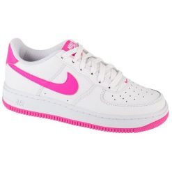 Buty Nike Air Force 1 Gs FV5948-102 białe. Białe obuwie sportowe damskie bez wzorów, z gumy, do koszykówki, Nike Air Force. Za 629.79 zł.
