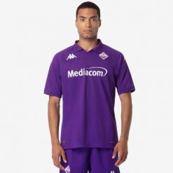 Koszulka domowa Fiorentina 2024/25. Fioletowe koszulki sportowe męskie Kappa, bez wzorów, z tkaniny, bez kołnierzyka, bez ramiączek, do piłki nożnej. W wyprzedaży za 308.50 zł.
