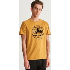 T-shirt z nadrukiem - Żółty. T-shirty męskie marki Giacomo Conti. W wyprzedaży za 24.99 zł.