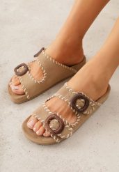 Beżowe Klapki VICES Ozdobione Przeszyciami i Klamrami z Imitacji Drewna Kallinope. Brązowe klapki damskie Born2be, bez wzorów, eleganckie, bez obcasa, na płaskiej podeszwie. Za 99.99 zł.