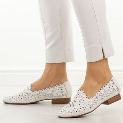 Białe skórzane półbuty damskie Jezzi Ol50-3. Białe półbuty damskie Jezzi, na lato, w ażurowe wzory, ze skóry, casualowe, z okrągłym noskiem, bez obcasa, na płaskiej podeszwie, bez zapięcia. W wyprzedaży za 206.10 zł.