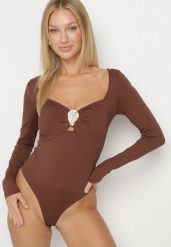 Brązowe Body Ozdobione Metaliczną Aplikacją Furriva. Brązowe bluzki damskie Born2be, m, z aplikacjami, eleganckie, bez kołnierzyka, bez ramiączek. Za 89.99 zł.