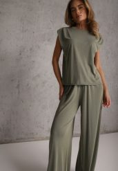Ciemnozielony Lejący Komplet Letni z Wiskozą Bluzka i Spodnie Wide Leg Nanassa. Zielone spodnie materiałowe dla dziewczynek Renee, na lato, bez wzorów, z tkaniny. Za 139.99 zł.