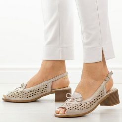 Złote sandały damskie na obcasie M.Daszyński Sa262-2. Żółte sandały damskie M.Daszyński, bez wzorów, ze skóry, bez obcasa, na obcasie, bez zapięcia. Za 189.00 zł.