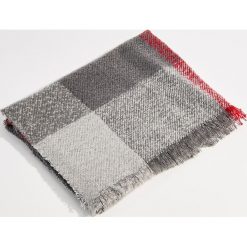 Szal z frędzlami - Czerwony. Czerwone szaliki i chusty damskie Mohito. Za 49.99 zł.