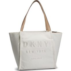 Torebka DKNY - Courtney-Ew Tote-Can R91AGB32 Ivy. Białe torebki do ręki damskie marki DKNY, bez wzorów, z materiału, klasyczne. Za 819.00 zł.