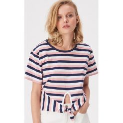 Pasiasty t-shirt z węzłem - Biały. Białe t-shirty damskie Sinsay, l, bez wzorów, bez kołnierzyka. W wyprzedaży za 7.99 zł.