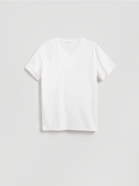 Bawełniany t-shirt slim fit - biały. Białe t-shirty męskie Reserved, l, bez wzorów, z bawełny, bez kołnierzyka. W wyprzedaży za 35.99 zł.