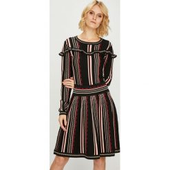 Silvian Heach - Sukienka. Szare sukienki damskie Silvian Heach, z dzianiny, casualowe, z włoskim kołnierzykiem. W wyprzedaży za 649.90 zł.