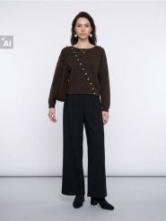 Sweter oversize z ozdobnymi guzikami - brązowy. Brązowe swetry damskie Sinsay, l, bez wzorów, bez kołnierzyka, bez ramiączek, bez kaptura. Za 49.99 zł.