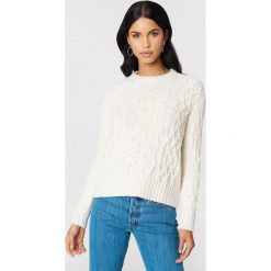 NA-KD Sweter ze sztucznymi perłami - White,Offwhite. Białe swetry damskie NA-KD, z dzianiny. W wyprzedaży za 101.48 zł.
