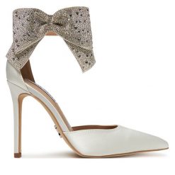 Szpilki Steve Madden. Białe szpilki damskie Steve Madden, bez wzorów, bez obcasa, bez zapięcia. Za 439.99 zł.