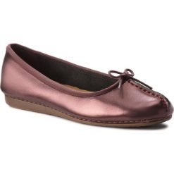 Baleriny CLARKS - Freckle Ice 261379824 Aubergine. Półbuty damskie marki Clarks. W wyprzedaży za 219.00 zł.