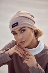 Czapka Beanie z Naszywką - MOKKA. Białe czapki i kapelusze damskie MOE, z aplikacjami, z bawełny. Za 96.90 zł.
