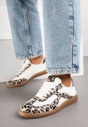 Panterkowo-Białe Sneakersy w Stylu Kultowych Tenisówek z Ozdobną Klamerką Senaliera. Białe obuwie sportowe damskie Born2be, bez wzorów, z jeansu, tenisowe. Za 89.99 zł.