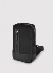 PAKO LORENTE – Czarna torba saszetka na ramię. Czarne torby na ramię męskie Pako Lorente, bez wzorów, z nylonu, na ramię, małe. Za 279.99 zł.
