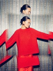 Sweter z ozdobnym detalem - czerwony. Czerwone swetry damskie Reserved, l, bez wzorów, z dzianiny, bez kołnierzyka, bez ramiączek, bez kaptura. Za 159.99 zł.