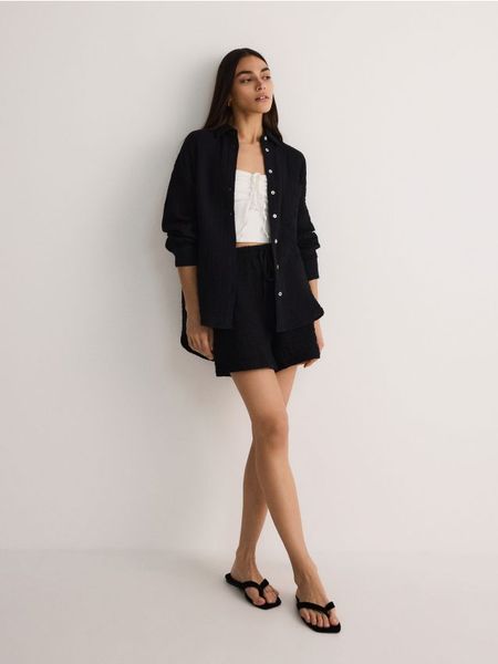 Koszula z bawełnianego muślinu - czarny. Czarne koszule damskie Reserved, l, bez wzorów, z bawełny, bez kołnierzyka, bez ramiączek. W wyprzedaży za 89.99 zł.